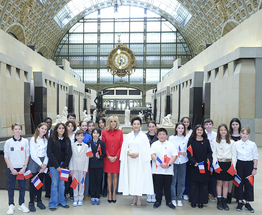 当地时间5月6日下午，国家主席习近平夫人彭丽媛在巴黎应邀同法国总统马克龙夫人布丽吉特共同参观奥赛博物馆。新华社记者 丁林 摄