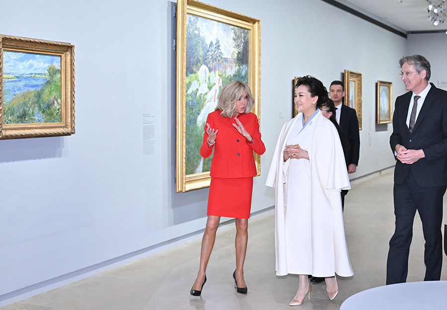 当地时间5月6日下午，国家主席习近平夫人彭丽媛在巴黎应邀同法国总统马克龙夫人布丽吉特共同参观奥赛博物馆。新华社记者 岳月伟 摄