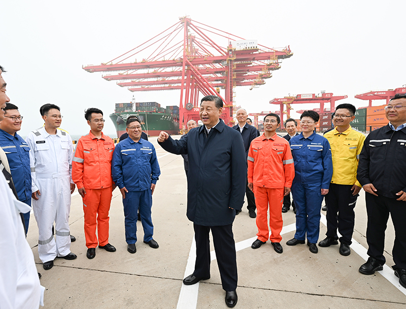 △2024年5月22日，习近平总书记在山东省日照港亲切慰问港口科技工作者、运营人员、航运人员。